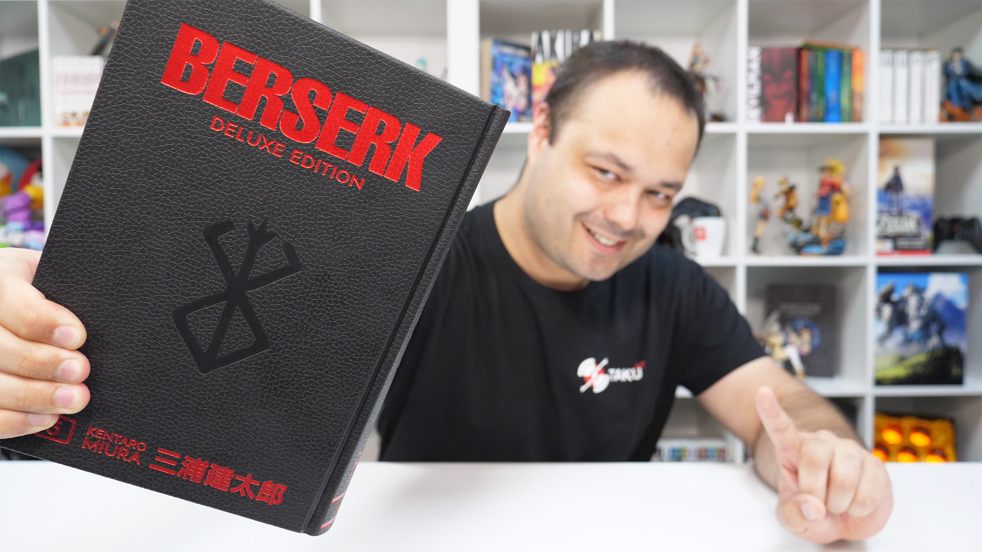 Todos os 8 volumes da versão Deluxe de Berserk estão no TOP de livros ...